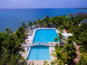 格兰德岛Hotel Cocoliso Island Resort的享有度假村游泳池的空中景致