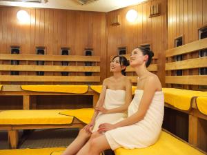 Jozankei定山溪景酒店 的两名妇女在审判室的长椅上坐