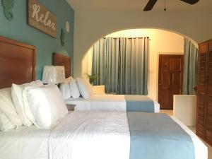 尼格瑞尔Sommerville Resorts的酒店的客房 - 带2张带白色枕头的床