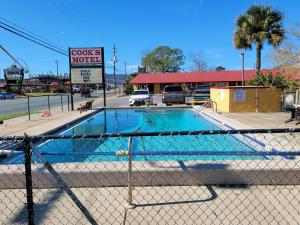 巴拿马城海滩Cook's Motel的商店前有游泳池的围栏