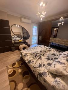 开罗Beautiful appartement. In Cairo Madinaty的一间卧室设有一张大床和一个大镜子