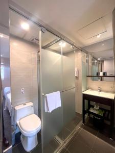 台北璞涟商旅的浴室配有卫生间、淋浴和盥洗盆。