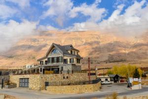 阿尔·阿尔兹Chalet de Charme, Cedars, Lebanon, Balcony Floor的山底房子