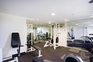 墨尔本独家住宿 - 萨米特公寓的健身房设有数台跑步机和镜子