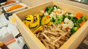 府中市Toyoko Inn Tokyo Keio-sen Higashi-fuchu-eki Kita-guchi的装有蔬菜和面条的食品容器