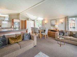 格兰奇奥沃桑茨Links Lodge的带沙发的客厅和用餐室