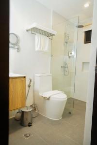 长滩岛Kommons by Kamino的一间带卫生间和玻璃淋浴间的浴室