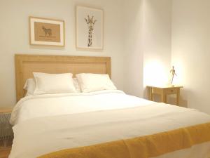 毕尔巴鄂GREAT LOCATION & 130m2! Guggenheim & Parking的一间卧室配有一张带白色床单的大床
