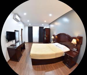 吉婆岛卡特芭中央旅舍的一间大卧室,配有一张床和一台电视