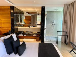 希克杜沃Haritha Villas & Spa的一间带大床的卧室和一间浴室