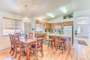 弗雷斯诺Peaceful Fresno Home, Near Popular Wineries!的厨房以及带桌椅的用餐室。