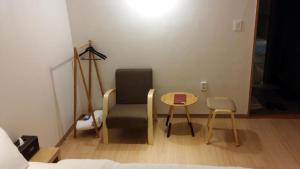 高阳市Hotel Violet的一间带椅子、桌子和床的房间