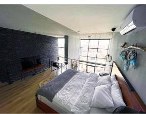 NilüferFSM home的一间卧室配有一张大床和电视