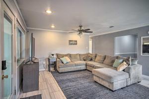 巴吞鲁日Family-Friendly Baton Rouge Abode with Patio!的带沙发和电视的客厅