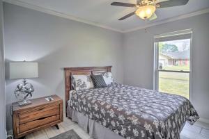 巴吞鲁日Family-Friendly Baton Rouge Abode with Patio!的一间卧室配有一张床和吊扇