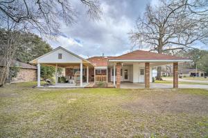 巴吞鲁日Family-Friendly Baton Rouge Abode with Patio!的一座带庭院的砖屋