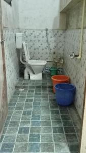戈尔哈布尔Shree Yatri Niwas的一间带卫生间和蓝色桶的浴室