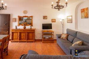 圣何塞El Velero Sotillo con Piscina的带沙发和电视的客厅