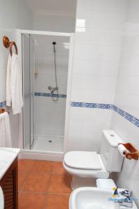 圣何塞El Velero Sotillo con Piscina的带淋浴和卫生间的白色浴室