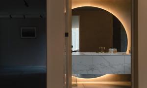 富士河口湖hotel norm air的客房内的浴室设有水槽和镜子