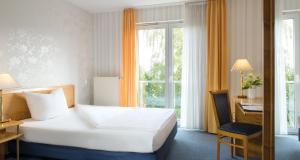 古梅尔斯巴赫古默斯巴赫维克特住宅酒店的酒店客房设有床和窗户。