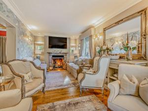 汉默Willington Lodge的客厅配有白色家具和壁炉