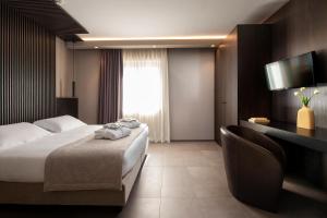 桑格罗堡运动村Spa酒店的酒店客房,配有床和电视