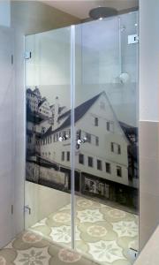 阿尔滕斯泰希Rose Bistro & Gästezimmer的享有建筑景致的玻璃门