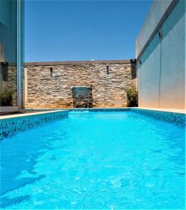 马尔萨什洛克St. Peter's Pool Holiday Apartment的大楼内的一个蓝色海水游泳池