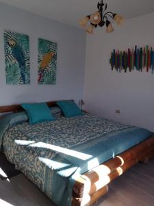 埃尔帕索Villa Sila的一间卧室配有一张床和吊扇
