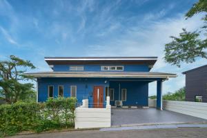 Nakanoスイートヴィラ オーシャンビュー南熱海的蓝色房子,前廊