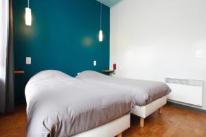 斯塔沃洛奥玛艾梅酒店的一间卧室设有一张床和蓝色的墙壁