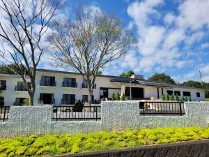 UgataVilla 33 Kashikojima的享有带石墙的建筑的外部景色