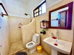 南威Chikachika Beach B&B的一间带卫生间和水槽的浴室