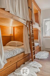 格勒诺布尔R'Apparts Le Petit Chalet du Téléphérique的一间卧室设有两张双层床和梯子