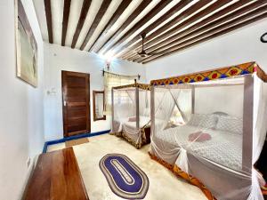 南威Chikachika Beach B&B的一间卧室配有一张带天蓬的床