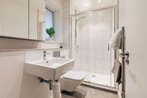 巴斯Charlecote House的白色的浴室设有水槽和卫生间。