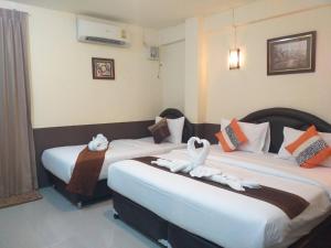 曼谷拜客套房旅馆的在酒店房间设有两张床,里面装满了动物