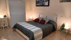 拉奎拉Cozy House con Corte Privata in Centro Storico AQ的一间卧室配有一张带两个枕头的床