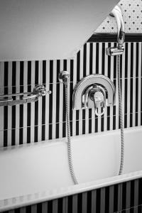 罗卡拉索小百合酒店的浴缸配有水管,连接到水槽