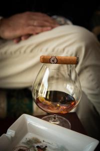 罗卡拉索小百合酒店的雪茄坐在一杯酒的顶上