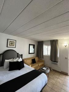 圣徒皮特海滩假日岛度假酒店的酒店客房,配有床和沙发