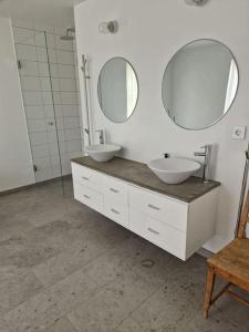 维斯比Fräscht, spatiöst hus的浴室设有2个水槽和2面镜子