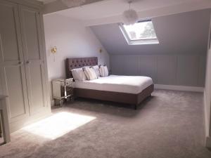 谢菲尔德Luxury 4 Bed Family property in popular location的一间卧室配有一张床和天窗
