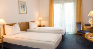 古梅尔斯巴赫古默斯巴赫维克特住宅酒店的酒店客房配有两张床和一张书桌