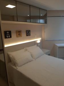 萨尔瓦多Apartamento Estilo Prime的一间小卧室,配有一张上面有灯的床