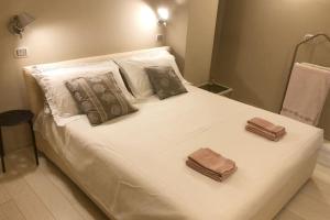 阿拉西奥Budello di Alassio, ampio appartamento con box的一张白色的大床,带两条毛巾