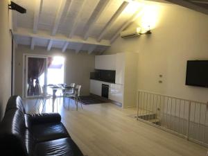阿拉西奥Budello di Alassio, ampio appartamento con box的客厅配有黑色真皮沙发和桌子