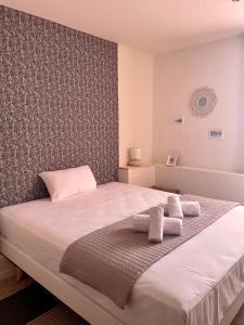 莫吉奥Hôtel Clair de Lune的一间卧室配有一张床,上面有两条毛巾