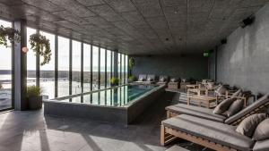 于默奥Clarion Hotel Umeå的大堂设有游泳池、椅子和窗户